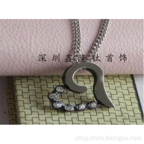 TC41 CZ Stones Black Heart-shape Titanium Pendant For Men
